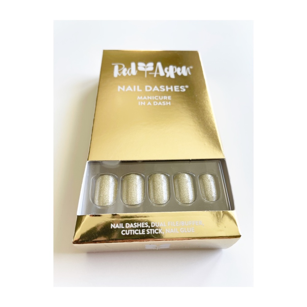 Red Aspen Hazel’s Treasure Chest short nail dash